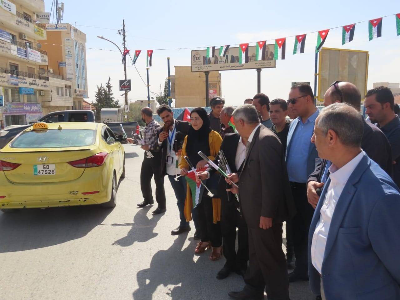 بلدية مادبا الكبرى تبدأ بحملة علمنا عال  بتزيين شوارع المدينة ومبناها  وتوزيع الاعلام على المواطنين