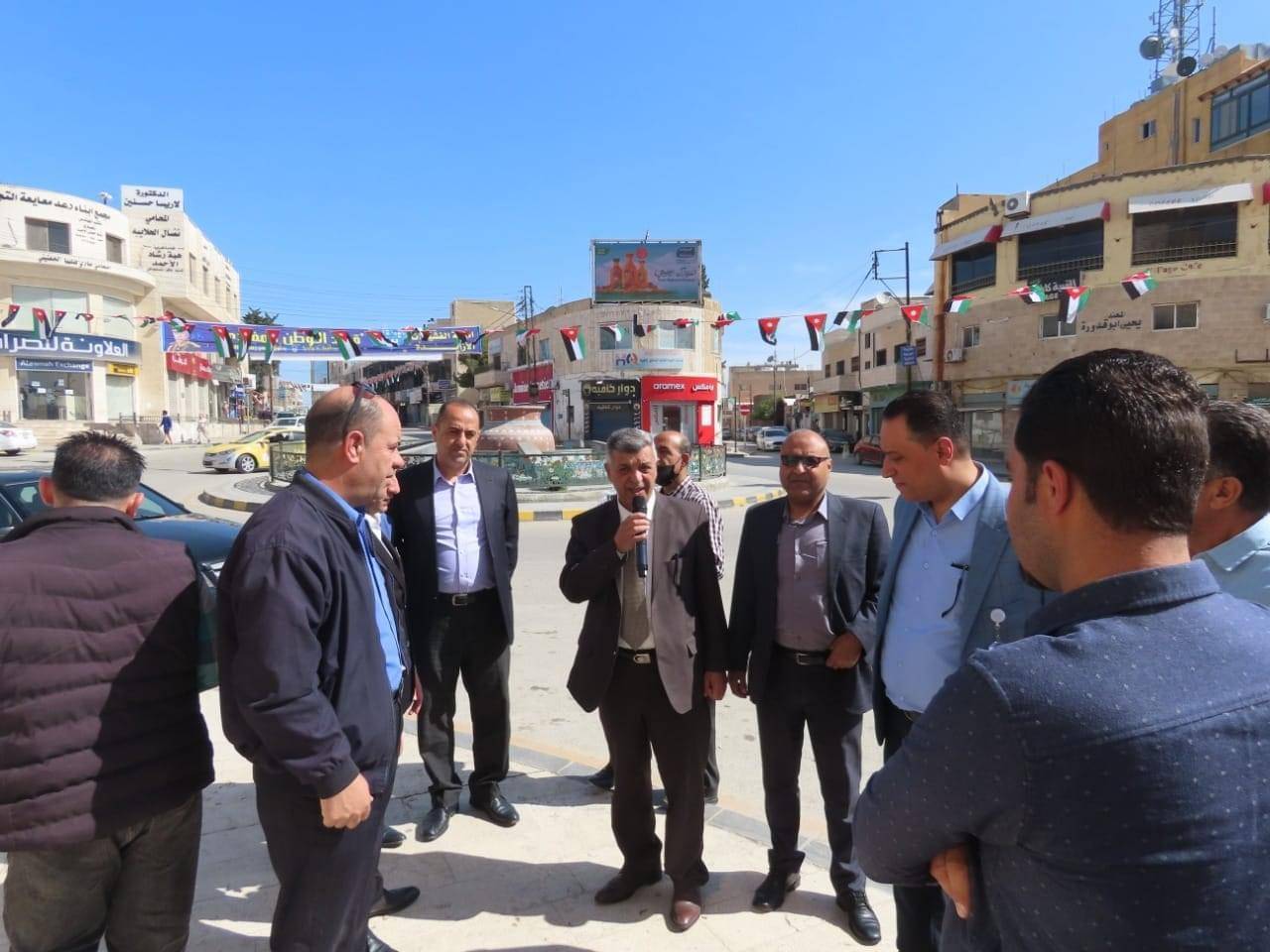 بلدية مادبا الكبرى تبدأ بحملة علمنا عال  بتزيين شوارع المدينة ومبناها  وتوزيع الاعلام على المواطنين
