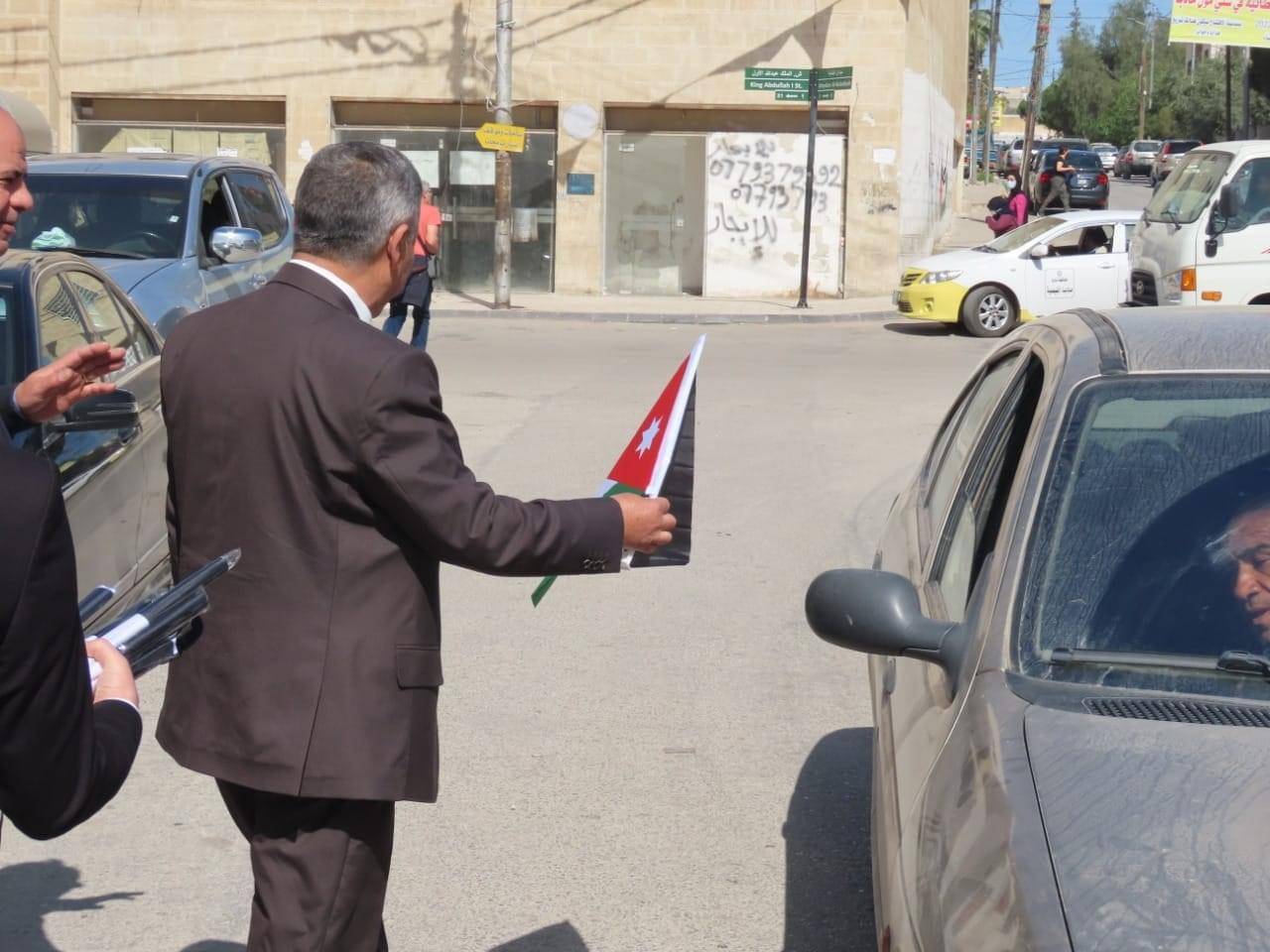 بلدية مادبا الكبرى تبدأ بحملة علمنا عال  بتزيين شوارع المدينة ومبناها  وتوزيع الاعلام على المواطنين
