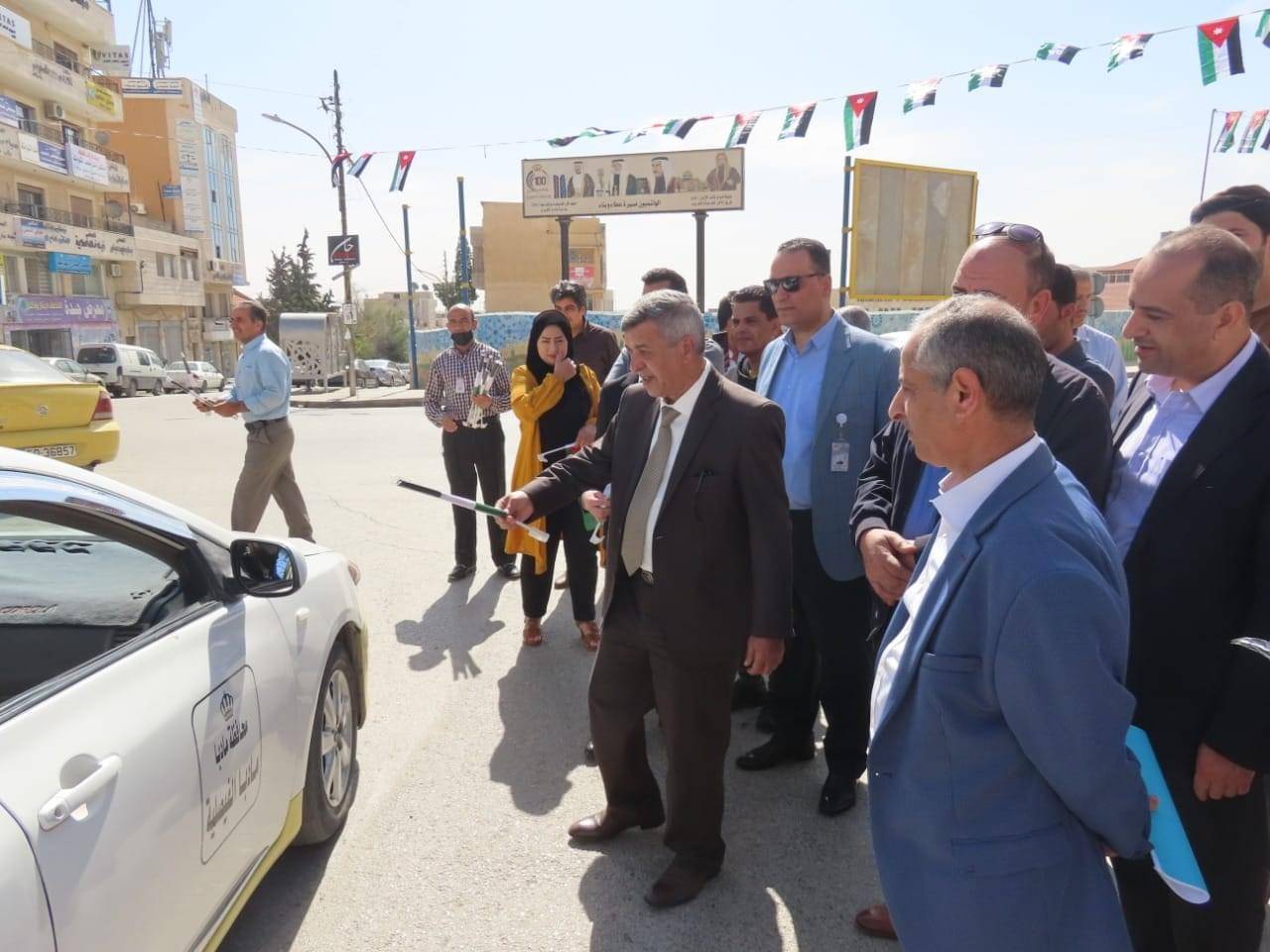 بلدية مادبا الكبرى تبدأ بحملة علمنا عال  بتزيين شوارع المدينة ومبناها  وتوزيع الاعلام على المواطنين