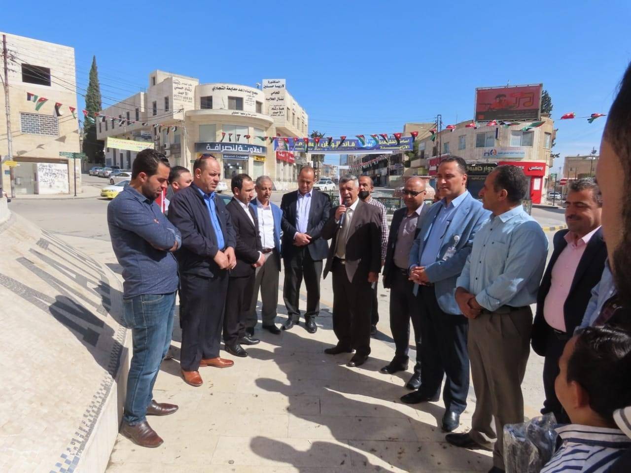 بلدية مادبا الكبرى تبدأ بحملة علمنا عال  بتزيين شوارع المدينة ومبناها  وتوزيع الاعلام على المواطنين