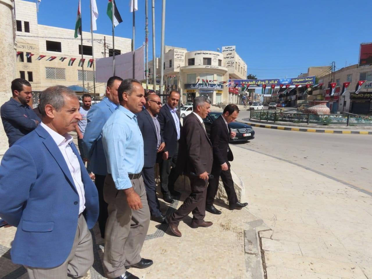 بلدية مادبا الكبرى تبدأ بحملة علمنا عال  بتزيين شوارع المدينة ومبناها  وتوزيع الاعلام على المواطنين