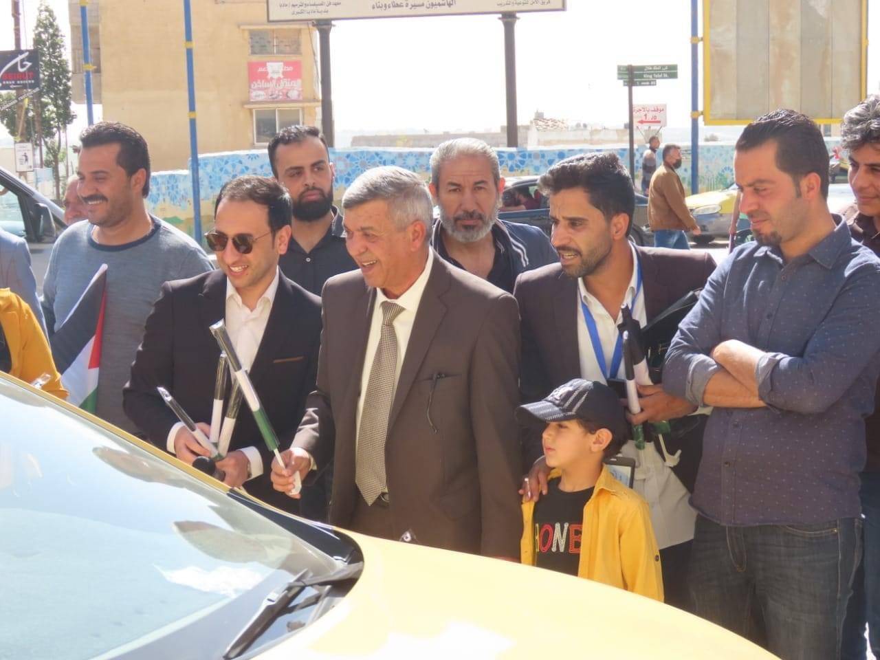 بلدية مادبا الكبرى تبدأ بحملة علمنا عال  بتزيين شوارع المدينة ومبناها  وتوزيع الاعلام على المواطنين