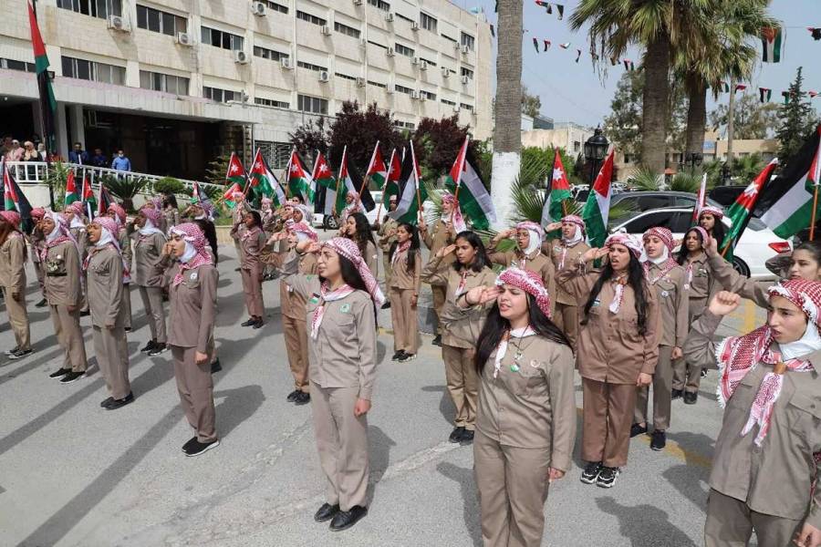 الأسرة التربوية تحتفل بيوم العلم الأردني