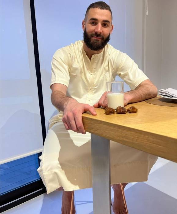 إفطار النجم الفرنسي كريم بنزيما على الطريقة الإسلامية .. صورة