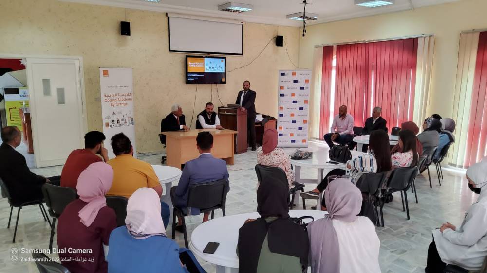 رئيس بلدية السلط يطلق اكاديمية البرمجة في السلط