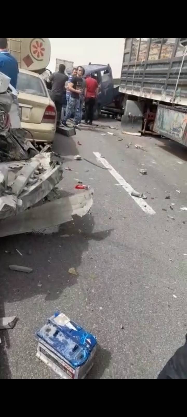 8 إصابات بتصادم 10 مركبات على شارع الـ100