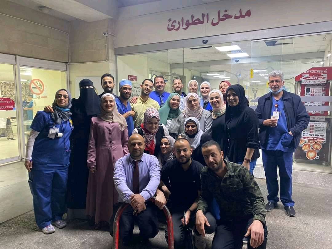 مدير عام مستشفى الجامعة الأردنية يشارك كوادر دائرة الطوارئ في المستشفى مائدة الأفطار .. صور 