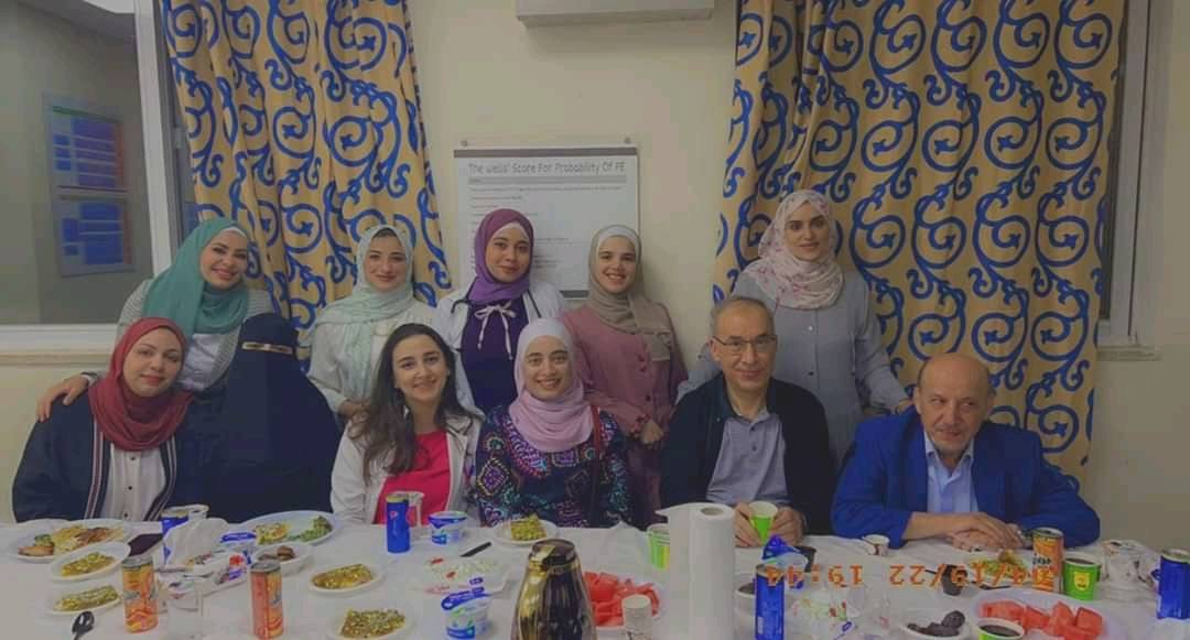 مدير عام مستشفى الجامعة الأردنية يشارك كوادر دائرة الطوارئ في المستشفى مائدة الأفطار .. صور 