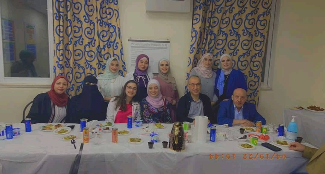 مدير عام مستشفى الجامعة الأردنية يشارك كوادر دائرة الطوارئ في المستشفى مائدة الأفطار .. صور 