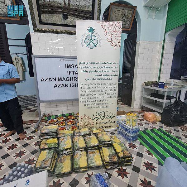 450 سلة رمضانية ضمن برنامج خادم الحرمين لتفطير الصائمين في فيتنام