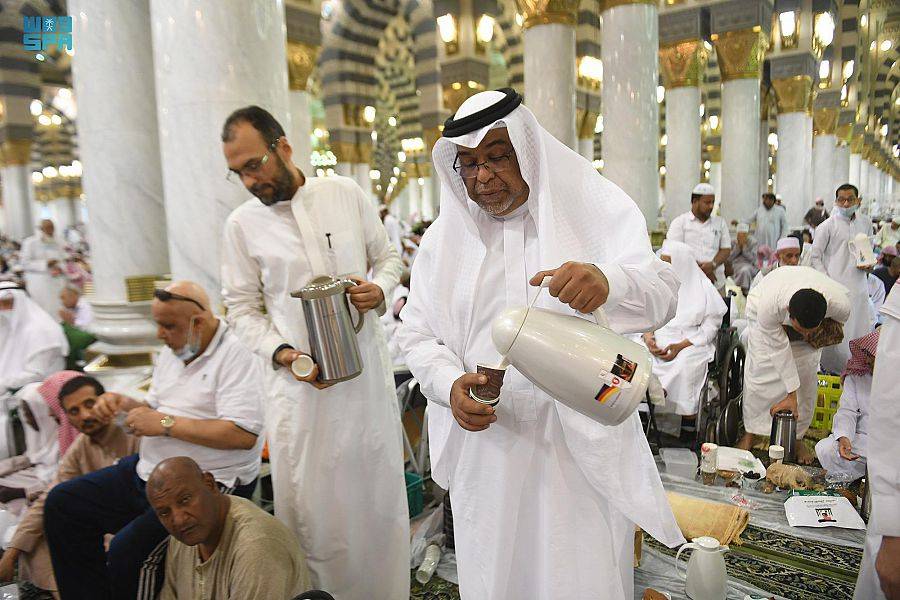 سُفر إفطار الصائمين بالمسجد النبوي الشريف.. من أوجه الخير في الشهر الكريم