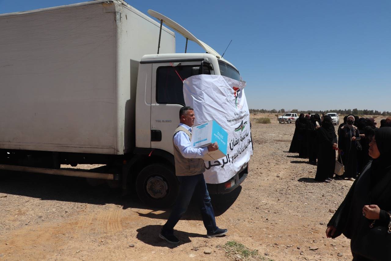 الصندوق الهاشمي لتنمية البادية يوزع طرودا في منطقتي الأزرق والعمري  