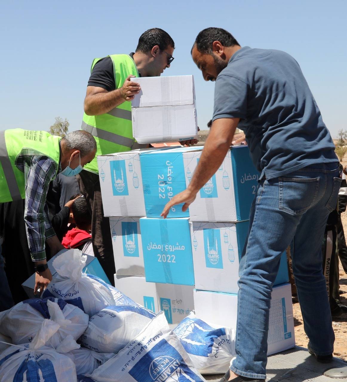 الصندوق الهاشمي لتنمية البادية يوزع طرودا في منطقتي الأزرق والعمري  