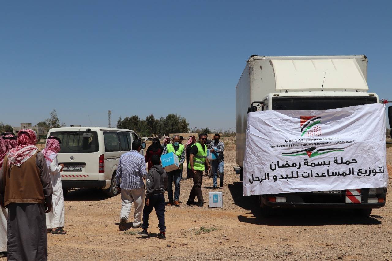 الصندوق الهاشمي لتنمية البادية يوزع طرودا في منطقتي الأزرق والعمري  
