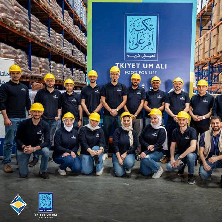 موظفو البنك الاردني الكويتي يشاركون في تعبئة وتوزيع طرود الخير على الاسر العفيفة