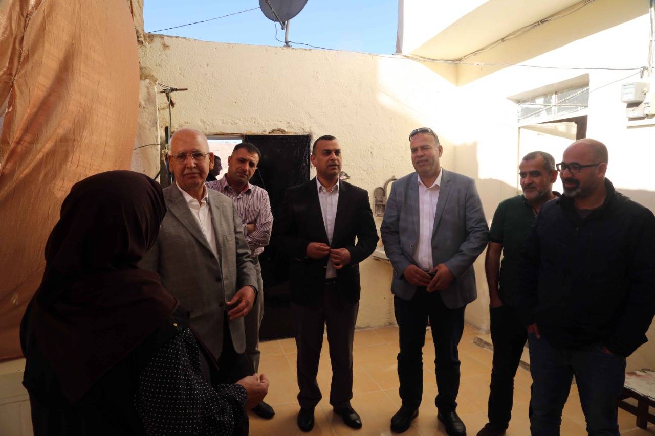 المهندسين تسلم مفاتيح ثلاثة منازل لأسر عفيفة في محافظة الطفيلة
