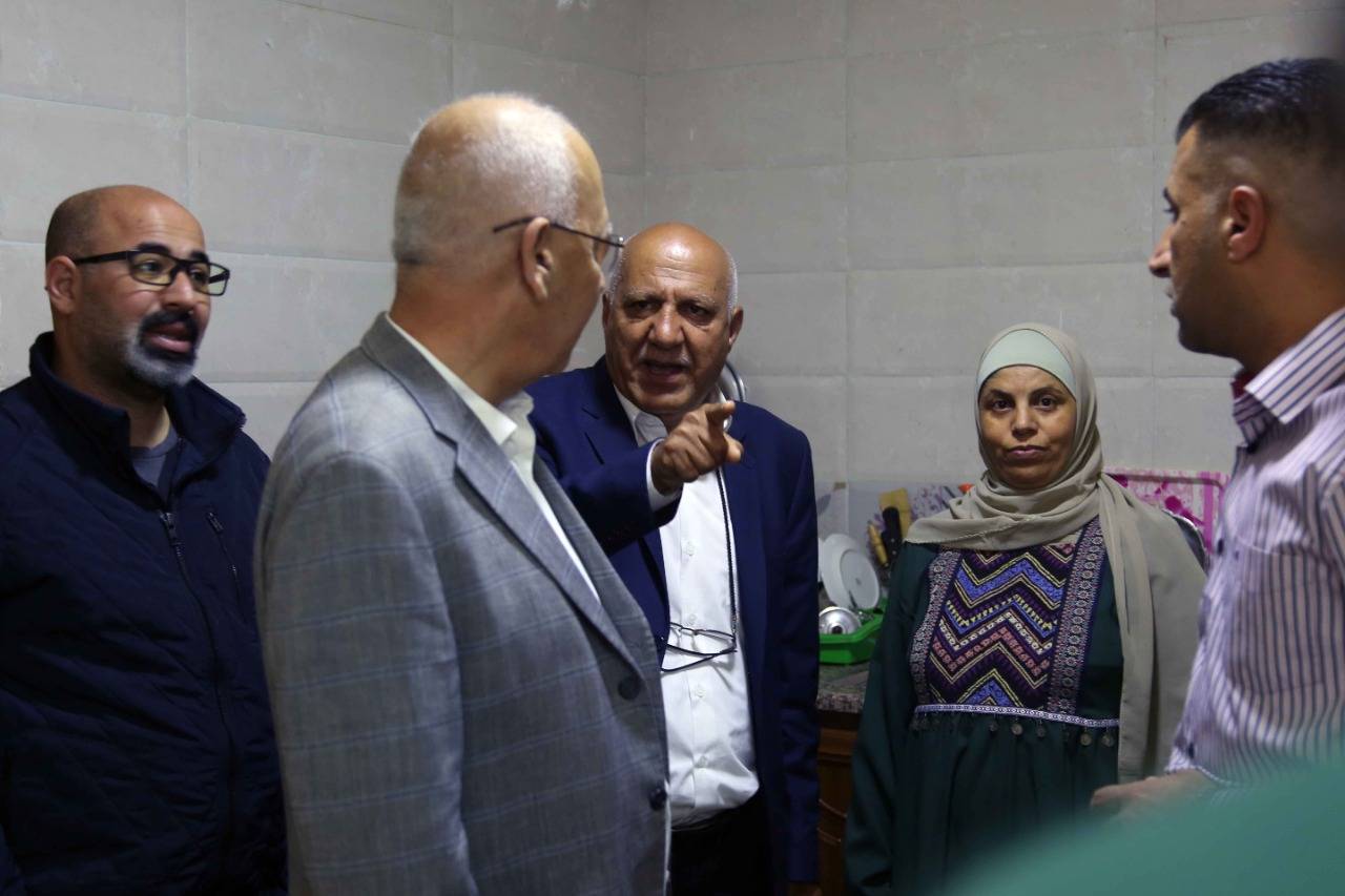 المهندسين تسلم مفاتيح ثلاثة منازل لأسر عفيفة في محافظة الطفيلة