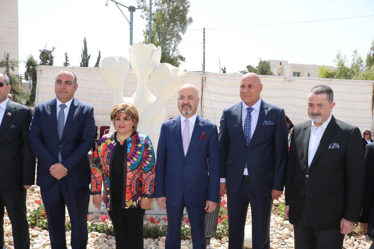 امين عمان والسفير العراقي يزيحان الستار عن مجسم السوسنة على الدوار السادس   