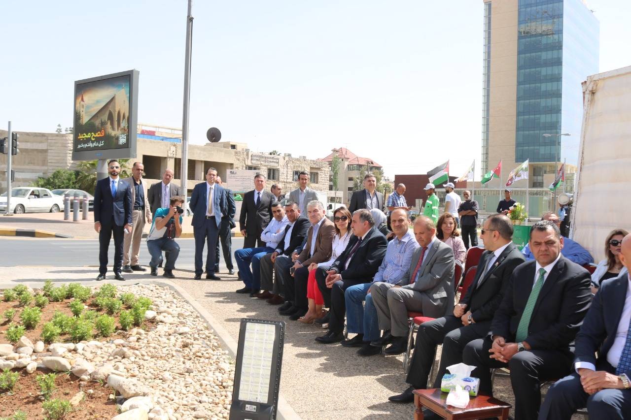 امين عمان والسفير العراقي يزيحان الستار عن مجسم السوسنة على الدوار السادس   