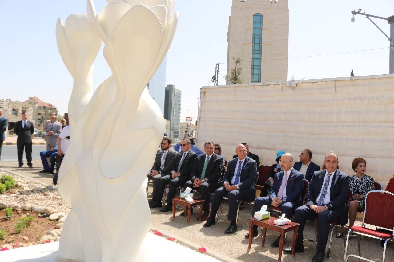 امين عمان والسفير العراقي يزيحان الستار عن مجسم السوسنة على الدوار السادس   