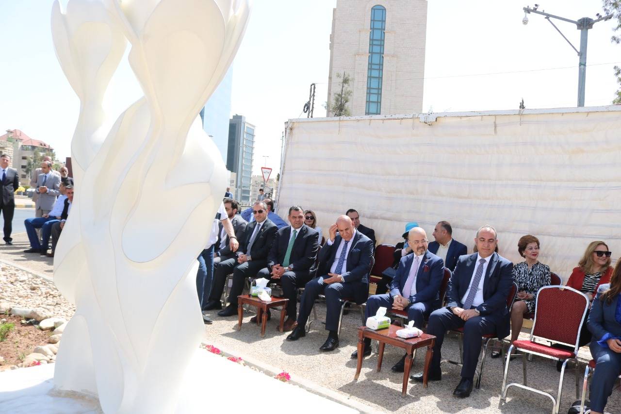امين عمان والسفير العراقي يزيحان الستار عن مجسم السوسنة على الدوار السادس   