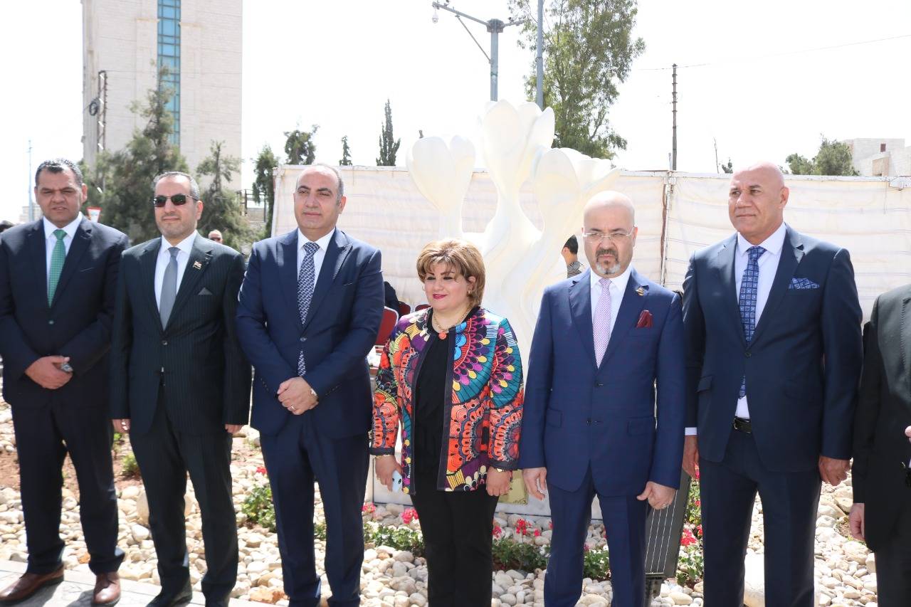 امين عمان والسفير العراقي يزيحان الستار عن مجسم السوسنة على الدوار السادس   