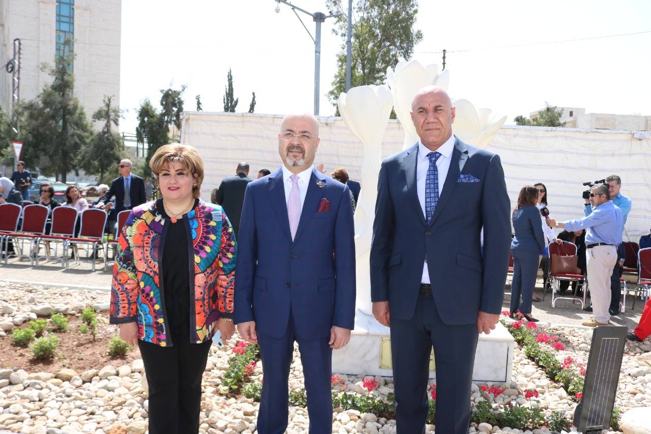 امين عمان والسفير العراقي يزيحان الستار عن مجسم السوسنة على الدوار السادس   