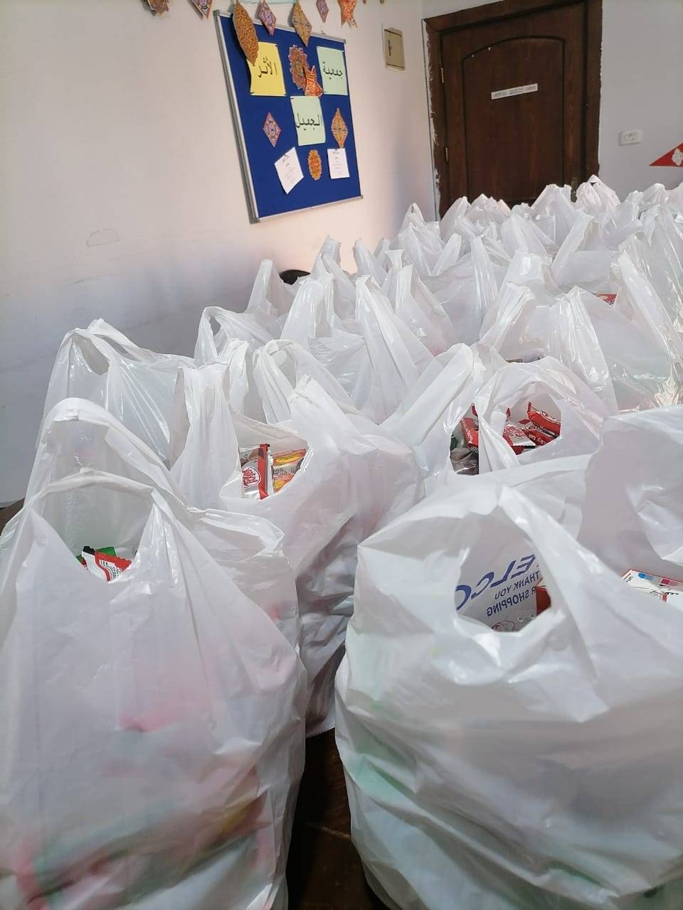 موظفو مديرية العطاءت والمشاريع بوزارة الإدارة المحلية ينفذوا مشروع إفطار صائم لـ (60) أسرة