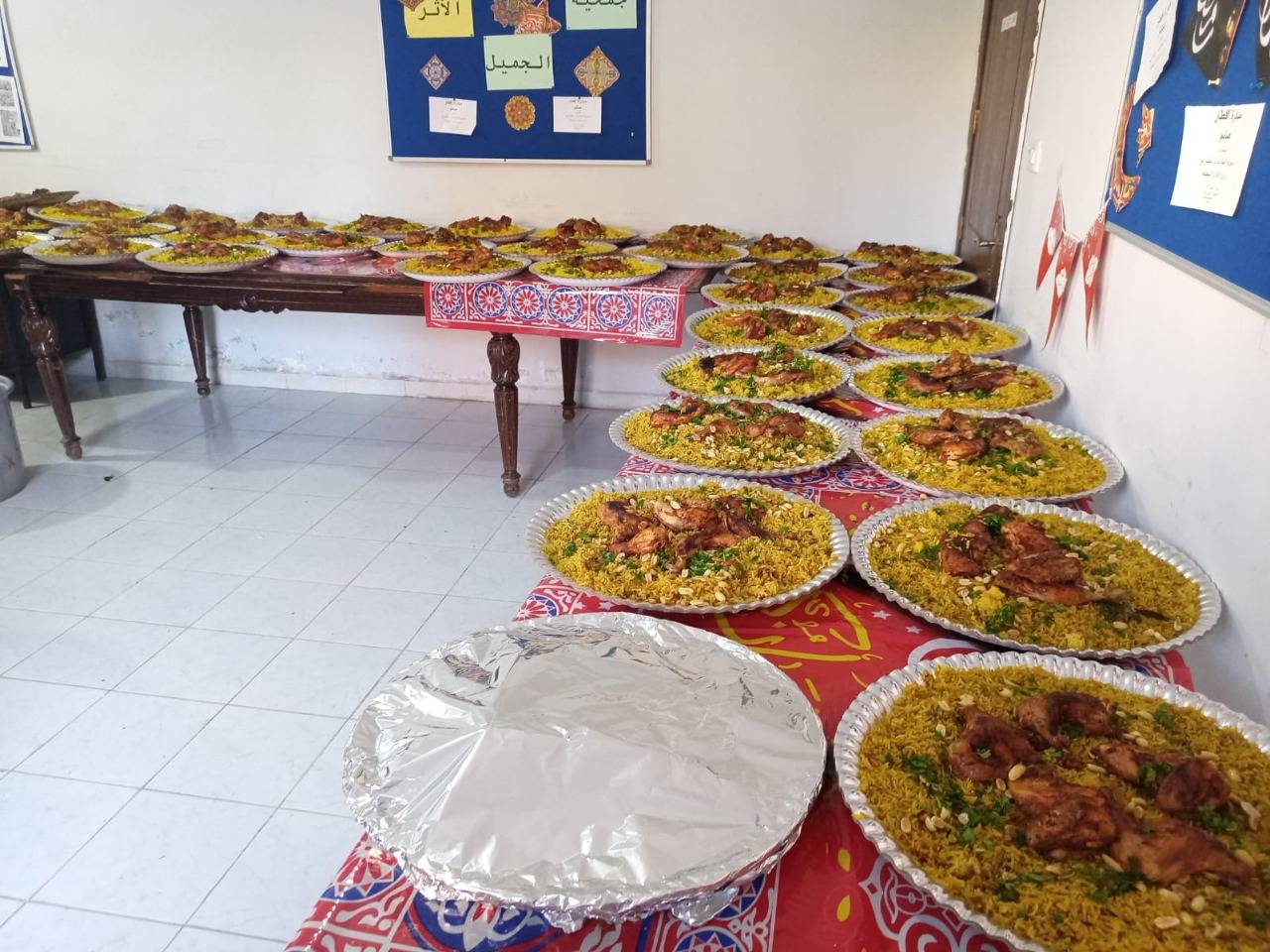 موظفو مديرية العطاءت والمشاريع بوزارة الإدارة المحلية ينفذوا مشروع إفطار صائم لـ (60) أسرة