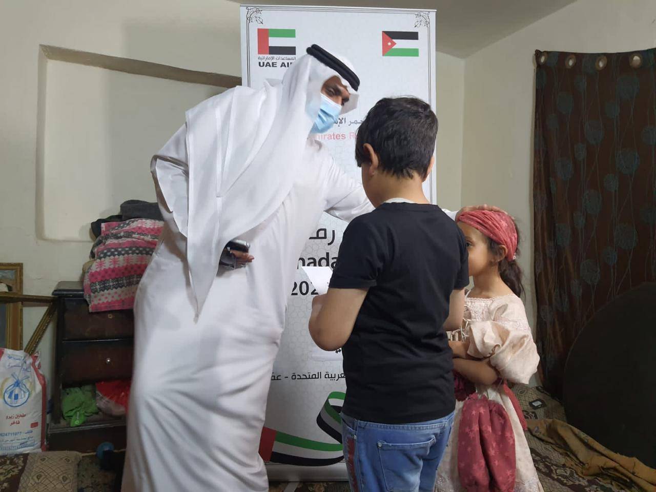 السفارة الإماراتية في الأردن تنفذ مشاريع افطار صائم وزكاة فطر وكسوة عيد  
