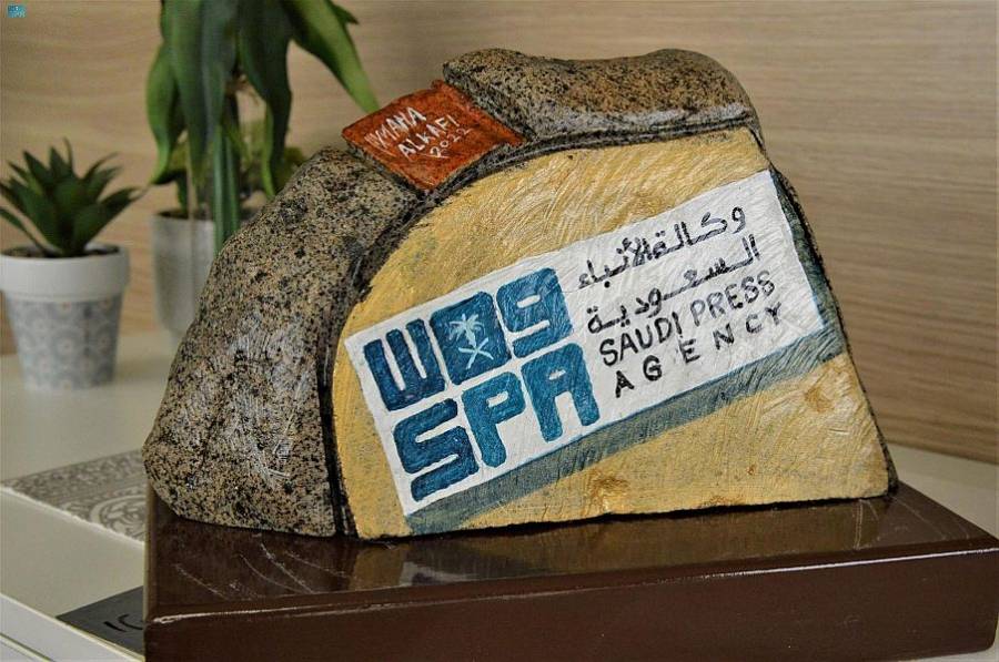 مها الكافي..أنامل تُحوِّلُ صخورَ المملكة إلى قطع فنية