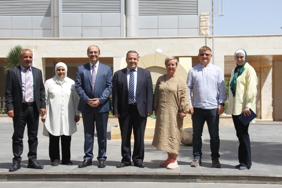 وفد من جامعة اورادا الرومانية يزور البلقاء التطبيقية