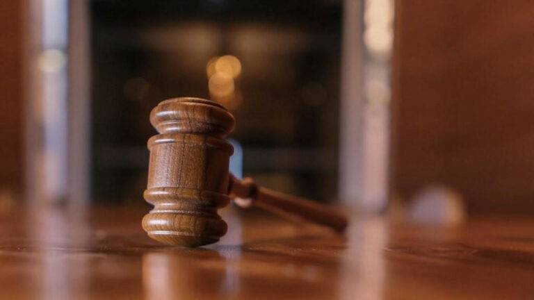 قرارات قضائية بحق 30 شخصًا متهما بالفساد بإحدى البلديات