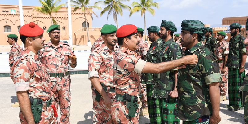 قائد الجيش السلطاني العماني يسلم شهادات الإجادة لعدد من منتسبي قوات الجيش
