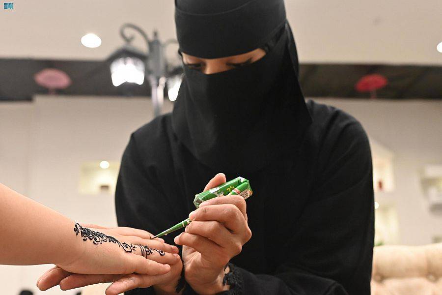 حنّاء العيد نقوش الفرح على كفوف الفتيات بمنطقة بتبوك