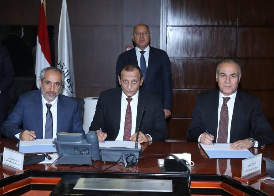 موانئ أبوظبي توقع اتفاقيتين بشأن مشاريع بقطاع الموانىء في مصر