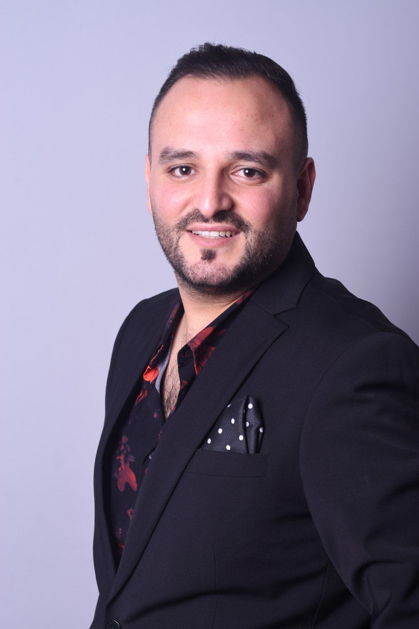 الفنان عيسى السقار يهدي المقبلين على الزواج زفة  ست العرايس 