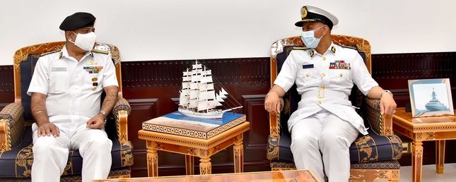 قائد البحرية السلطانية العُمانية يستقبل مسؤولًا بجمهورية الهند