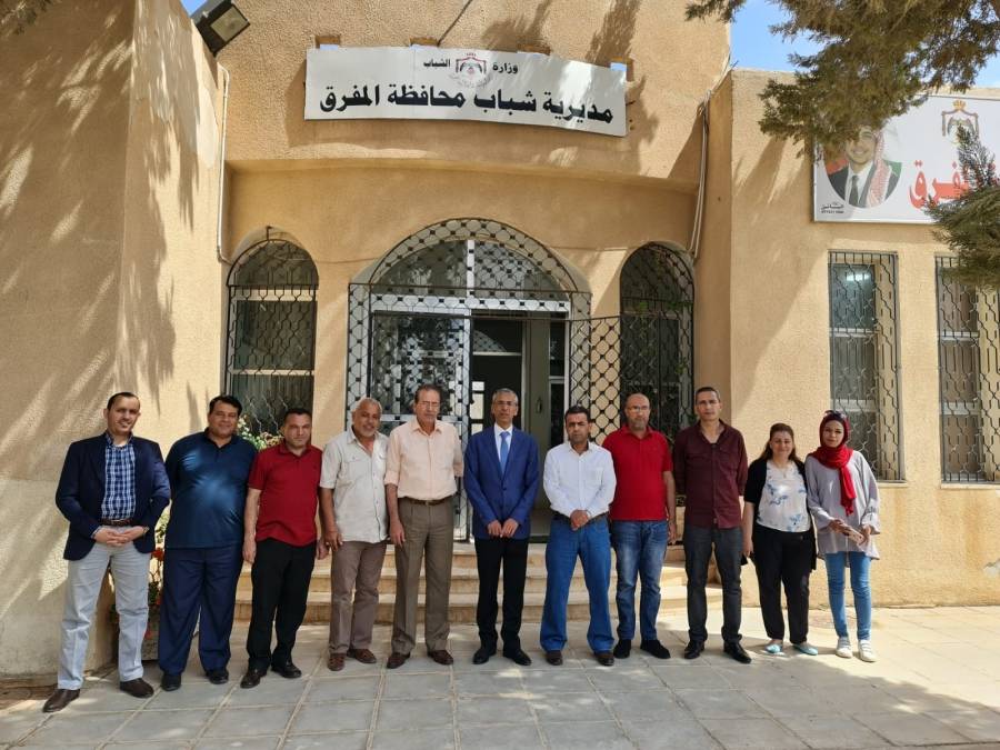 محافظ المفرق يلتقي بموظفي مديرية شباب المفرق ويطلع على أنشطة المراكز الشبابية