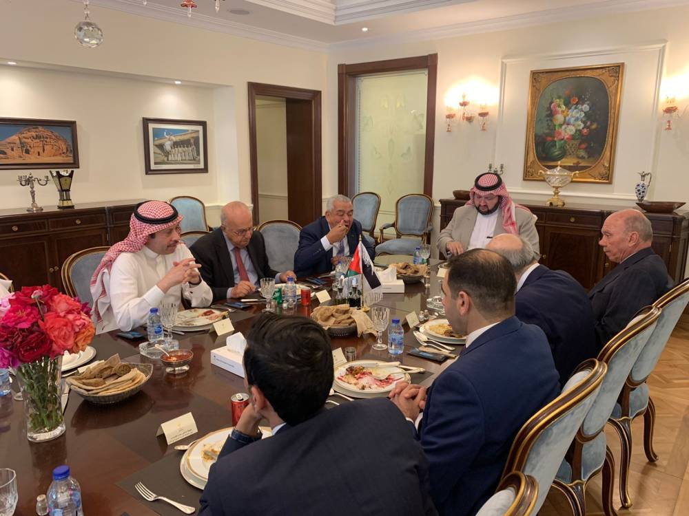 السديري يقيم مأدبة غداء تكريمًا لصاحب السمو الملكي الأمير عبدالعزيز بن طلال بن عبدالعزيز 