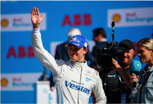 نيك دي فريس يفوز بسباق الثاني لجائزة شل ريتشارج برلين إي بري