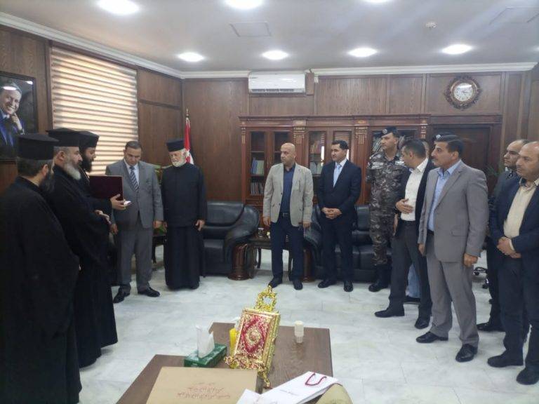 محافظ البلقاء يقيم مأدبة غداء على شرف الارشمندريت خريستفورس