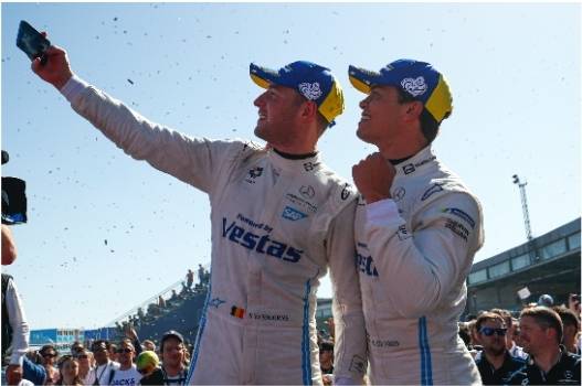 نيك دي فريس يفوز بسباق الثاني لجائزة شل ريتشارج برلين إي بري