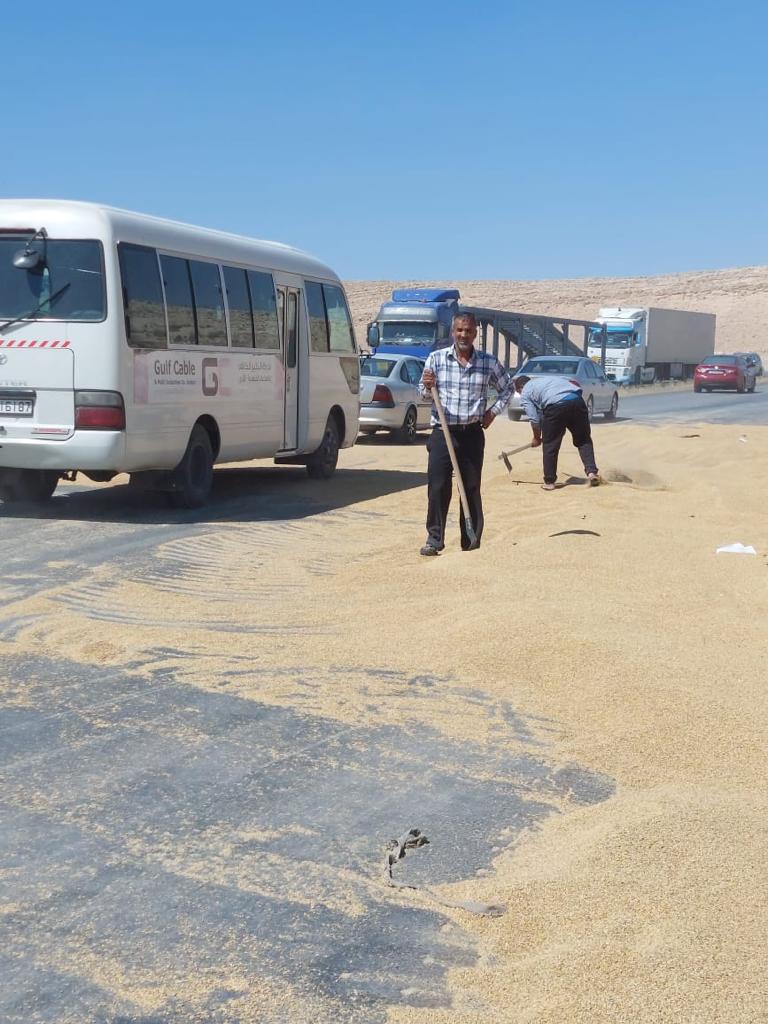 الأشغال: أغلاق جزئي لمسرب من طريق الزرقاء - المفرق بشكل مؤقت بسبب تدهور مركبة شحن محملة بمادة القمح