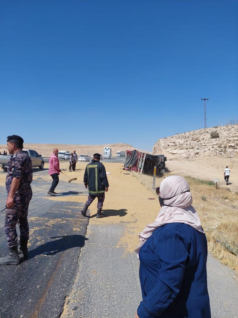 الأشغال: أغلاق جزئي لمسرب من طريق الزرقاء - المفرق بشكل مؤقت بسبب تدهور مركبة شحن محملة بمادة القمح