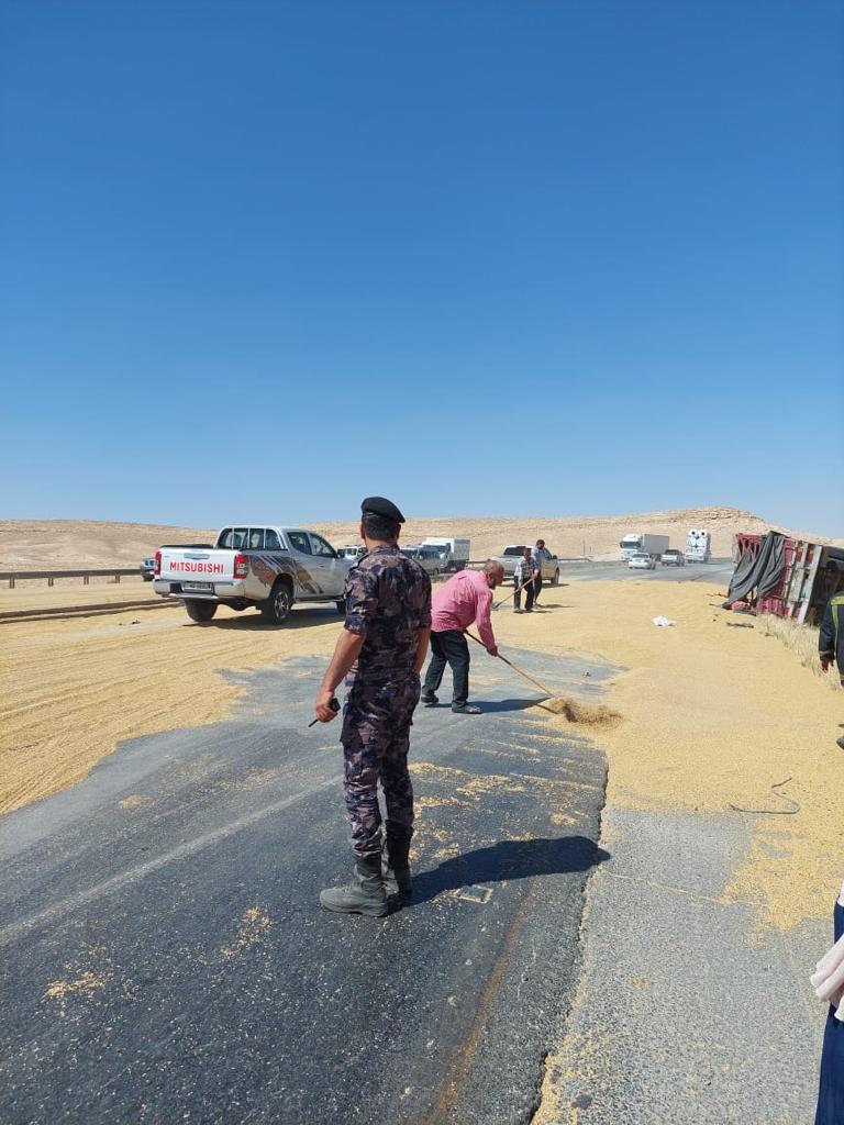 الأشغال: أغلاق جزئي لمسرب من طريق الزرقاء - المفرق بشكل مؤقت بسبب تدهور مركبة شحن محملة بمادة القمح