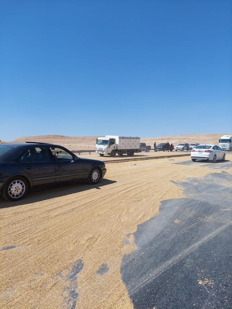 الأشغال: أغلاق جزئي لمسرب من طريق الزرقاء - المفرق بشكل مؤقت بسبب تدهور مركبة شحن محملة بمادة القمح