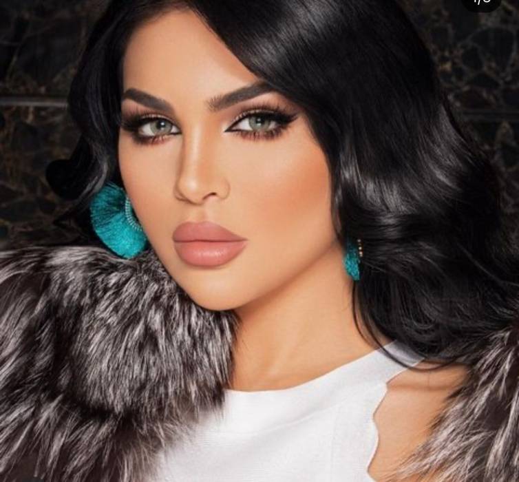 كارولين توضح صيحات الحواجب في 2022