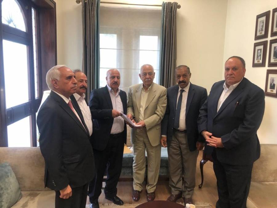 الازايده   يسلم بيان الفعاليات الشعبية لرئيس الديوان الملكي